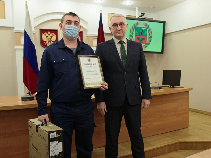 В Правительстве Алтайского края поощрили лучших народных дружинников в сфере охраны общественного порядка В Правительстве Алтайского края поощрили лучших народных дружинников в сфере охраны общественного порядка