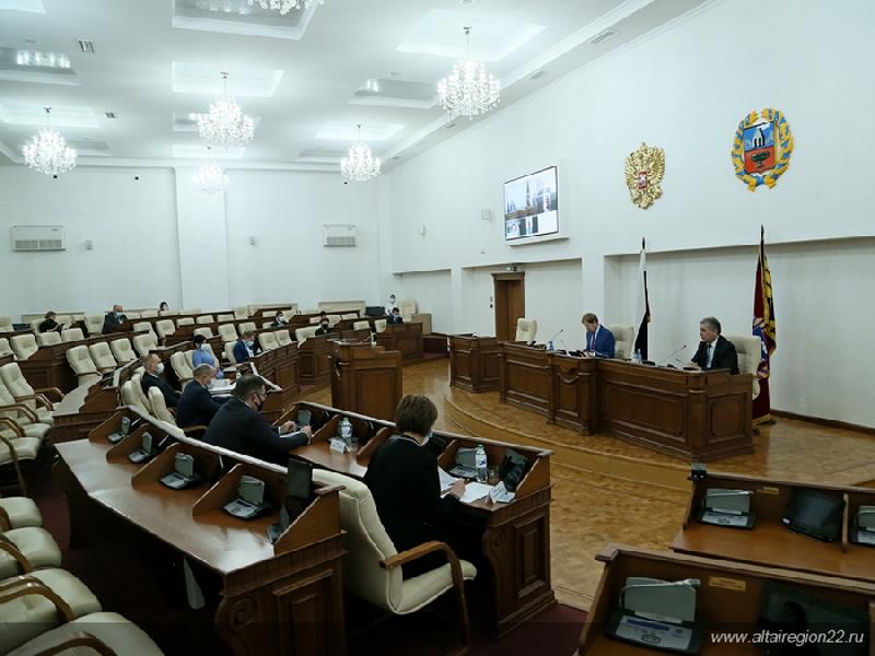 Губернатор Алтайского края представил депутатам краевого парламента проект закона о краевом бюджете на 2021 год и на плановый период 2022 и 2023 годов