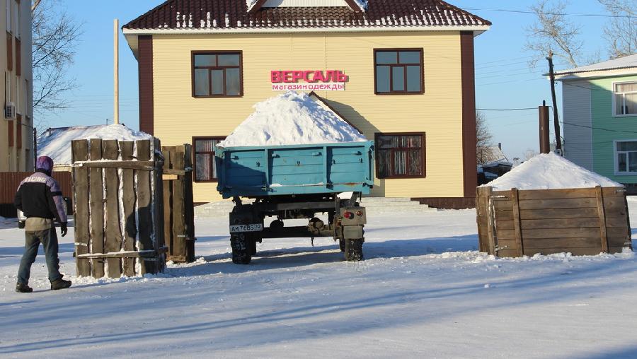 В Хабарах началось строительство снежного городка