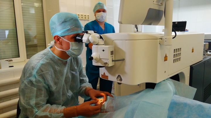 Алтайские врачи лечат катаракту по новой технологии