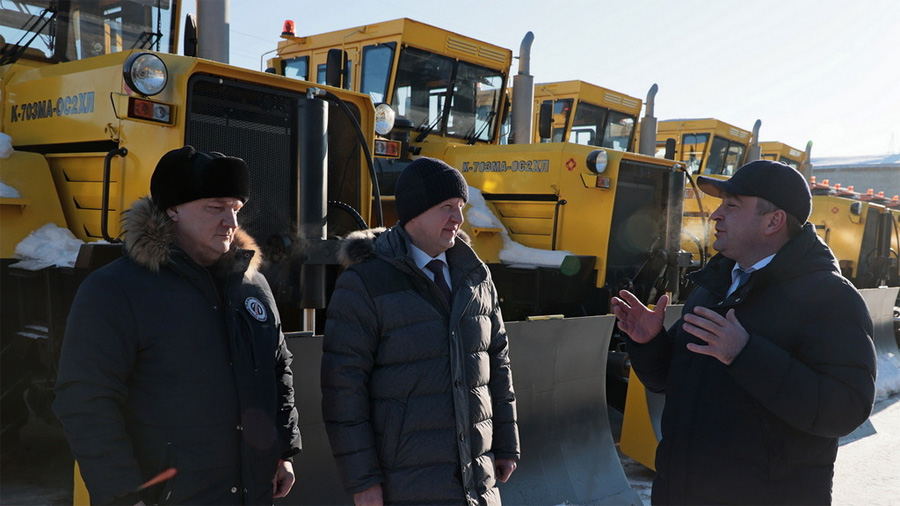 Губернатор Виктор Томенко вручил алтайским дорожникам ключи от новой техники