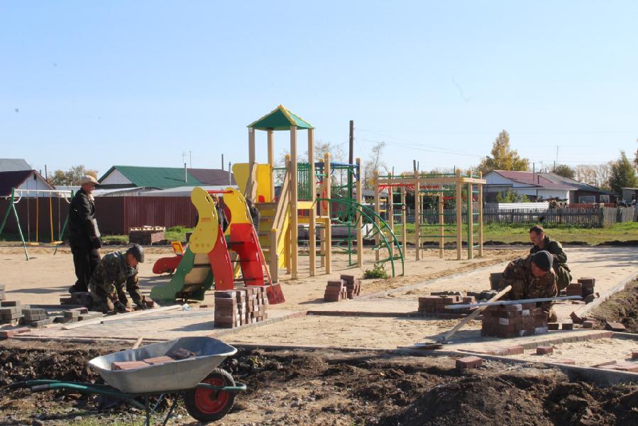 В Коротояке продолжается строительство детской площадки
