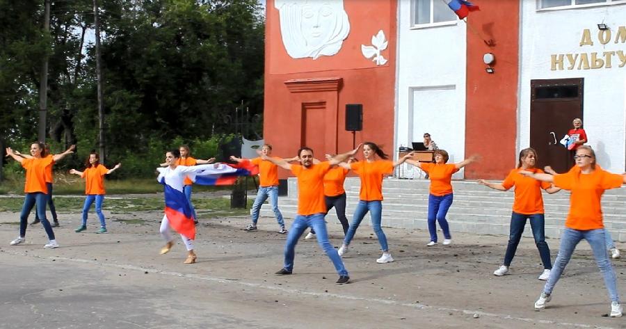 Зажигательным флешмобом отметили хабарская молодёжь и пенсионеры День Государственного флага России