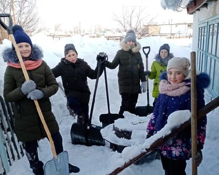 Ученики Коротоякской школы организовали "снежный десант" и помогли пенсионерам