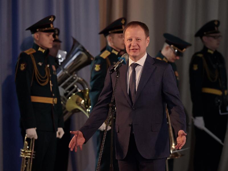Губернатор Алтайского края Виктор Томенко встретился с военнослужащими 35-й ракетной дивизии Губернатор Алтайского края Виктор Томенко встретился с военнослужащими 35-й ракетной дивизии