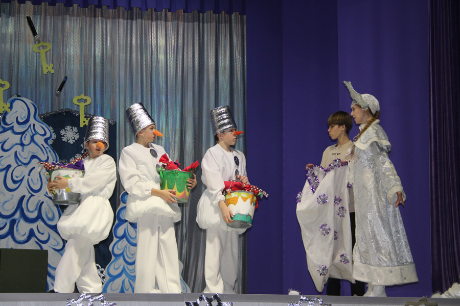 Хабарский театр «Единство» представил новый спектакль для детей «Не сердите Деда Мороза»