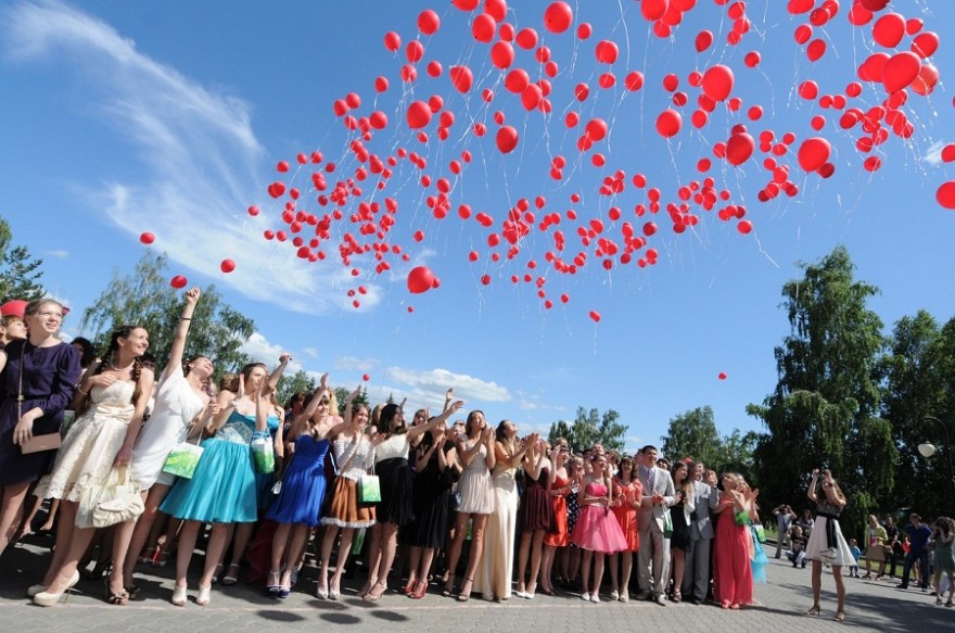 Экологи попросили выпускников не запускать воздушные шары из-за вреда природе