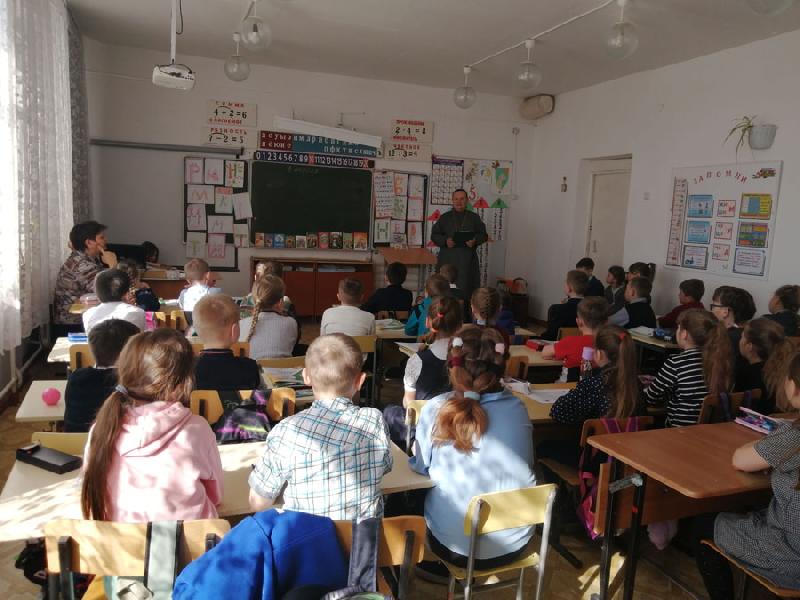 Настоятель Серафимовской церкви Хабаров поговорил со школьниками о духовно-нравственном воспитании 