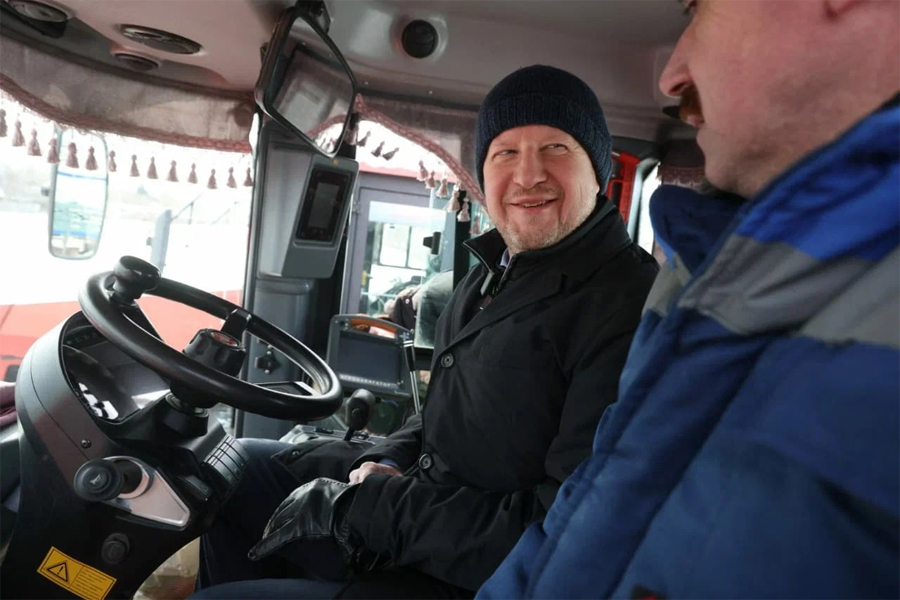 Виктор Томенко проконтролировал подготовку техники к посевной в Алтайском крае Виктор Томенко проконтролировал подготовку техники к посевной в Алтайском крае