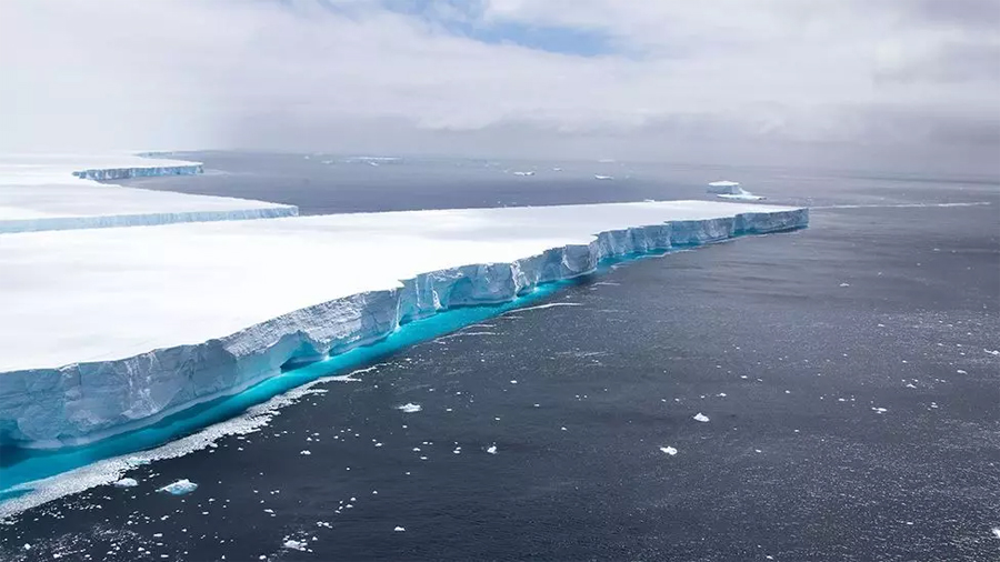 Крупнейший в мире айсберг начал дрейфовать впервые за 37 лет