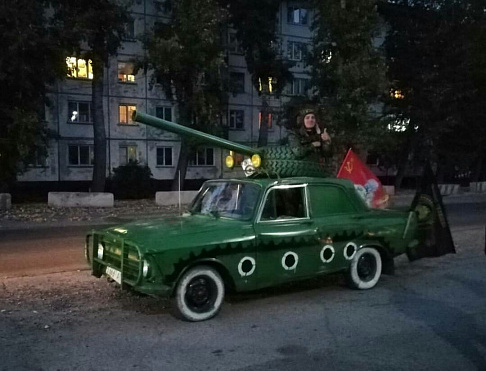 Бийчане отпраздновали День танкиста на самодельном «танке» Бийчане отпраздновали День танкиста на самодельном «танке»