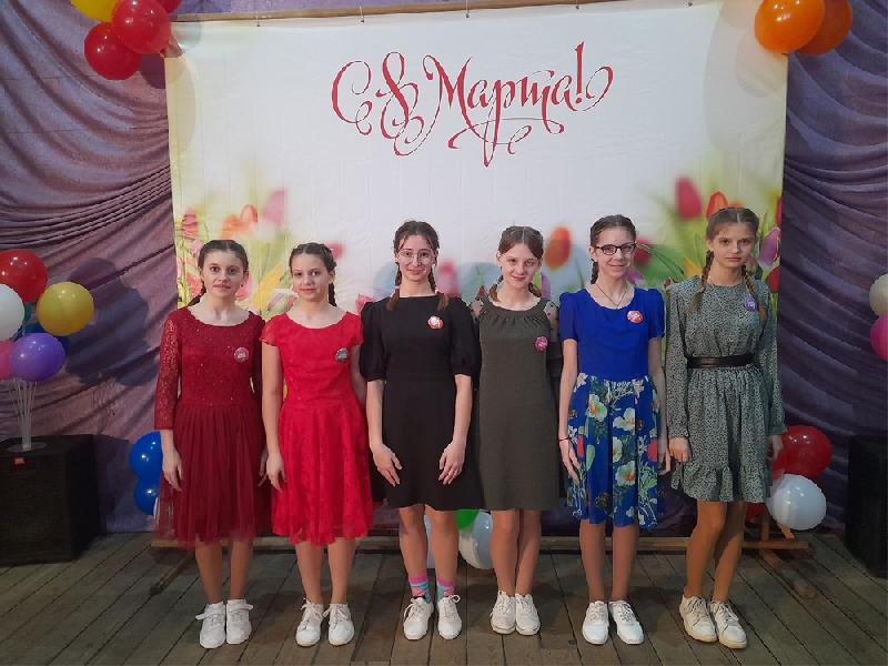 В Новоильинском КДЦ состоялась конкурсная программа «А ну-ка, девушки!»