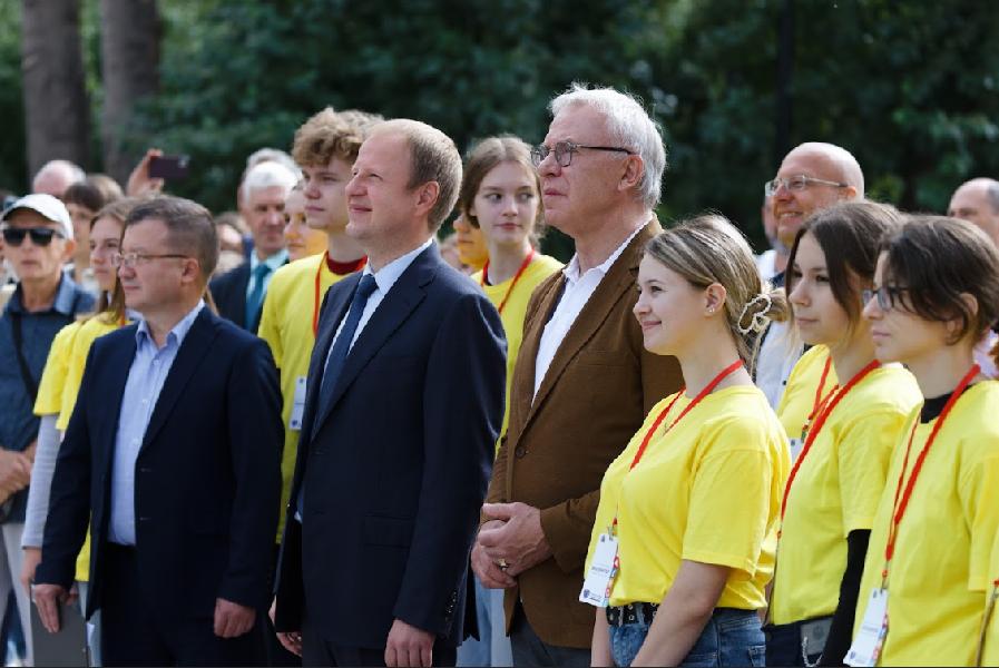 Губернатор Томенко показал Фетисову лучшие алтайские продукты