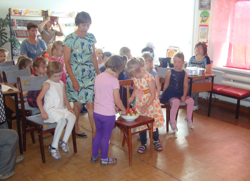 В Хабарской модельной библиотеке вместе с детьми отметили Яблочный Спас