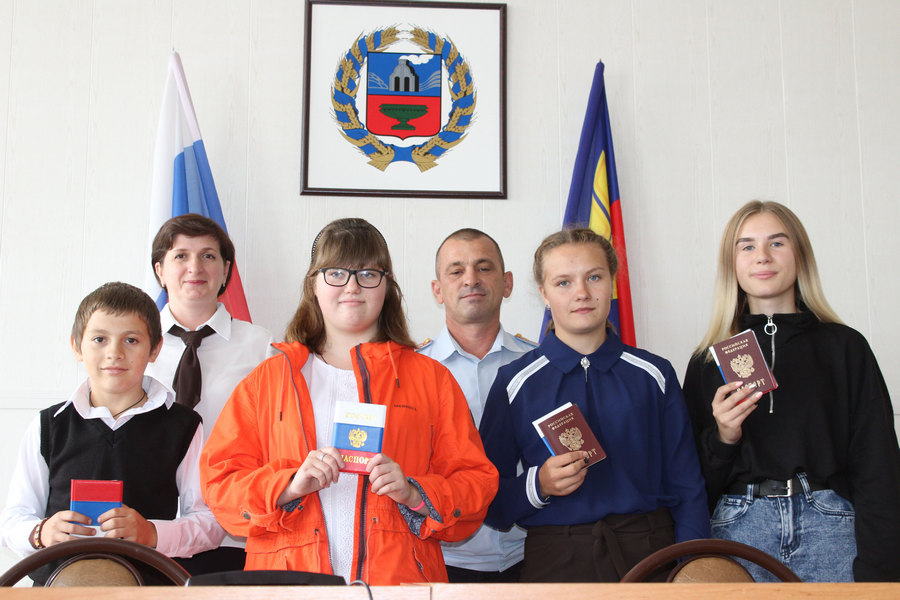 Хабарские подростки торжественно получили паспорта 