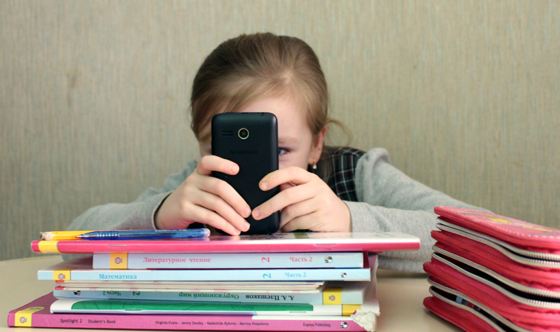 Большинство россиян поддержали идею запретить смартфоны в школах