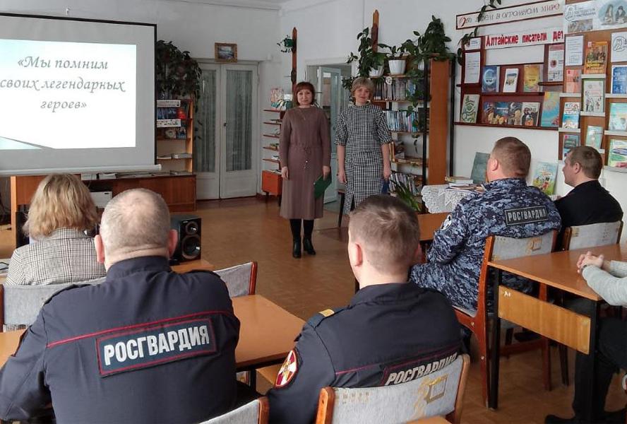 Хабарские библиотекари поздравили с Днём защитника Отечества мужчин вневедомственной охраны Хабарские библиотекари поздравили с Днём защитника Отечества мужчин вневедомственной охраны