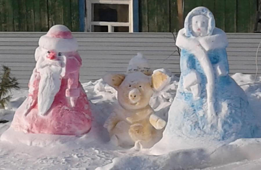 Новогодние поделки из снега сооружают хабарские умельцы