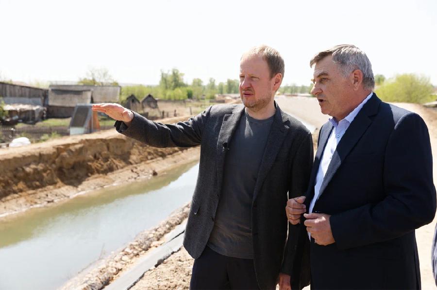 Виктор Томенко проинспектировал строительство защитной дамбы в Краснощёково