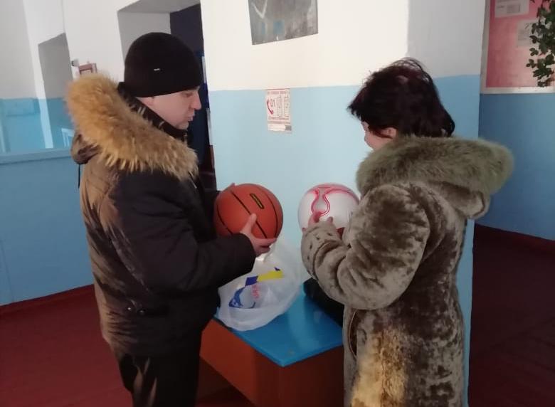 Глава района сделал подарок тополинским школьникам