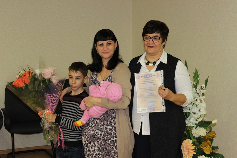 Семье из Бийска вручили 160-тысячный сертификат на материнский капитал