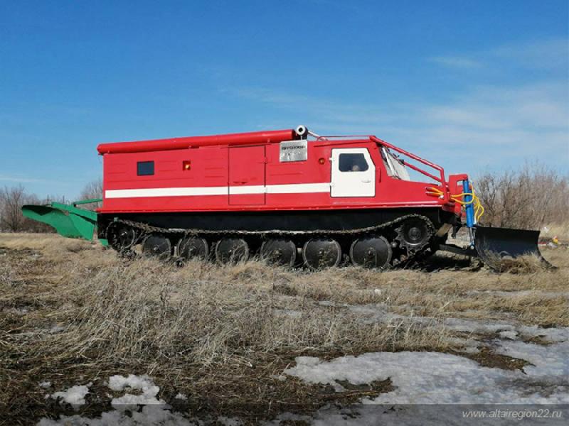 Алтайские машиностроители представили новинку - гусеничный снегоболотоход для тушения пожаров