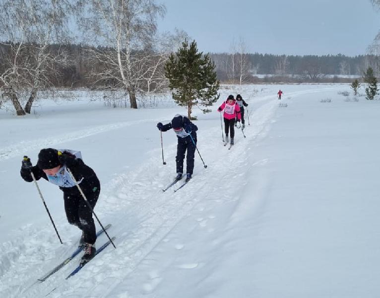 В Новоильинке состоялись районные соревнования по лыжным гонкам среди школьных команд