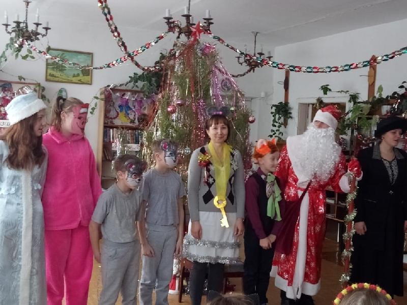 Разные "Приключения у новогодней ёлки" случились с юными читателями Хабарской модельной библиотеки