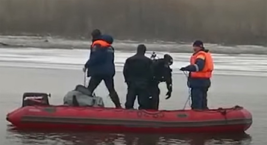 Алтайские спасатели нашли автомобиль, который накануне провалился под лед