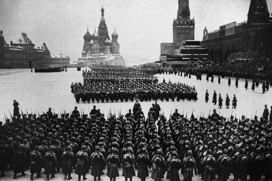 7 ноября — День проведения военного парада на Красной площади в 1941 году