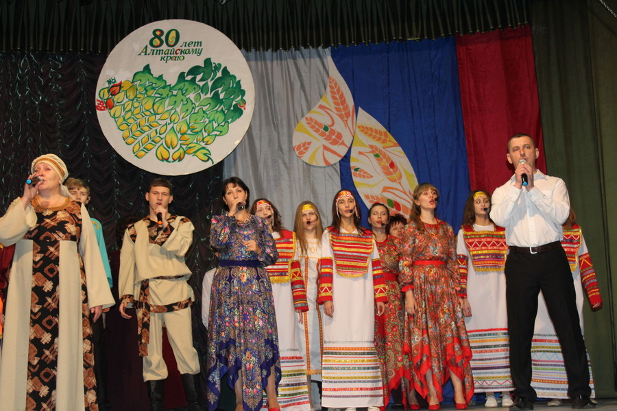 Концерт артистов из Славгорода прошёл в Хабарах практически при полном зале