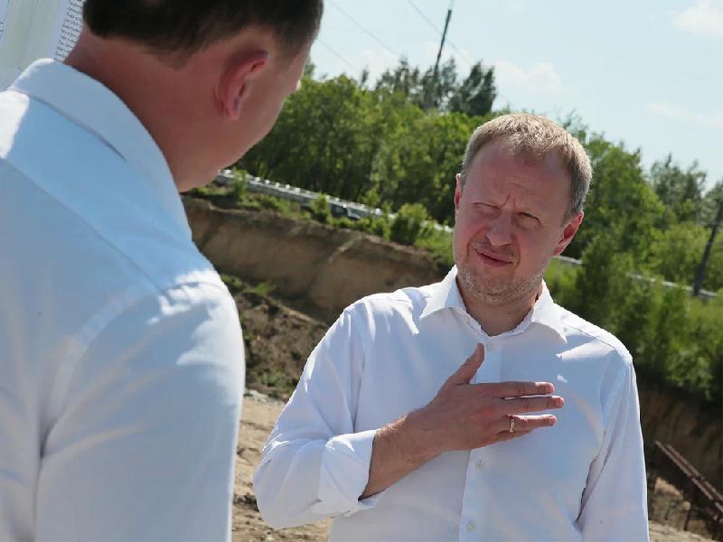 «Эти объекты–наша гордость». Губернатор Томенко проверил, как в Заринске ремонтируют дороги и парк «Эти объекты–наша гордость». Губернатор Томенко проверил, как в Заринске ремонтируют дороги и парк