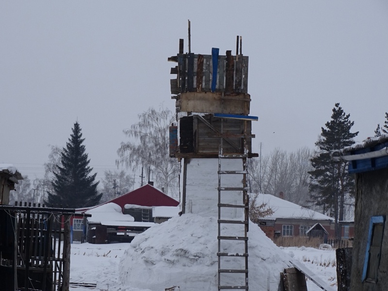 В Немецком районе подростки строят гигантского снеговика