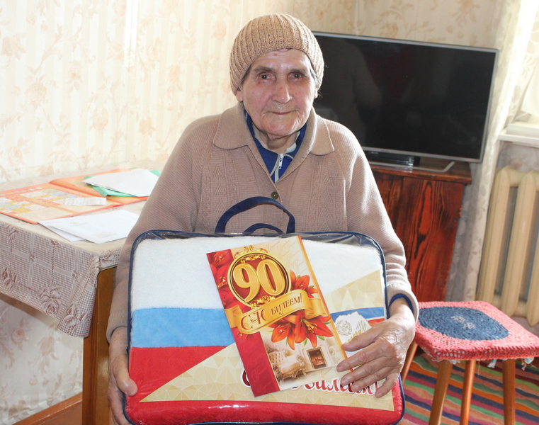 Поздравления с 90-летием принимала Анна Матвеевна Золотарёва из Новоильинки