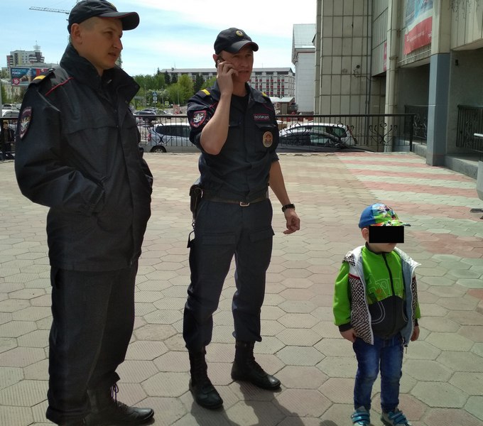 В Алтайском крае транспортные полицейские вернули родным потерявшегося 2-летнего малыша 