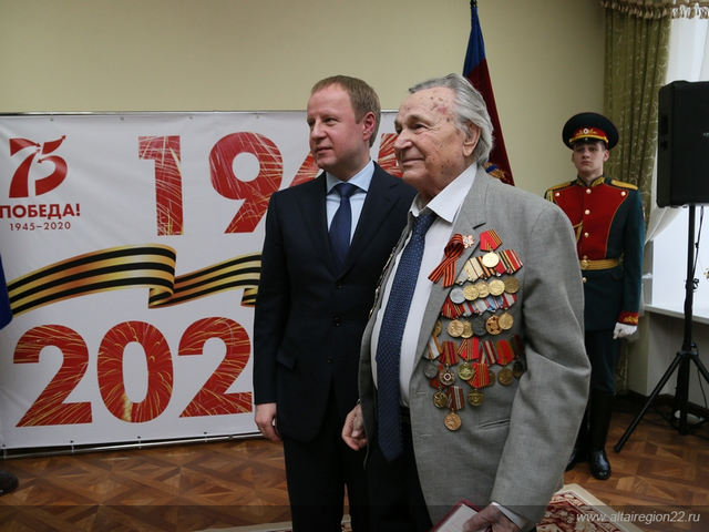 Губернатор Виктор Томенко вручил жителям Алтайского края первые юбилейные медали в честь 75-летия Победы в Великой Отечественной войне