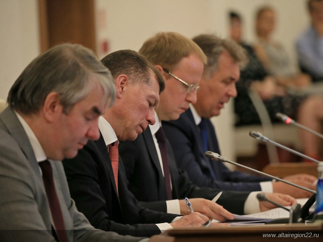 Министр труда и социальной защиты Российской Федерации и губернатор Алтайского края провели большое совещание по вопросам ускоренного развития региона