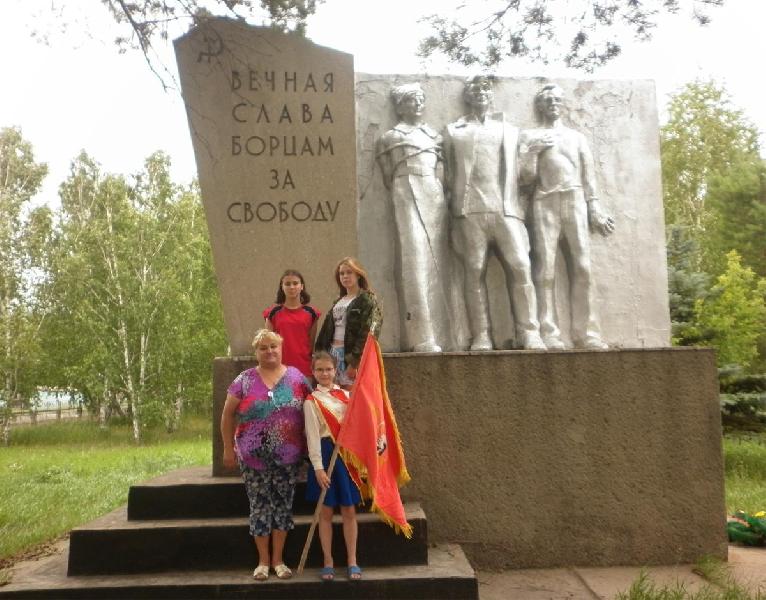 Члены пионерского отряда  им. А. Гайдара почтили память партизан и подпольщиков