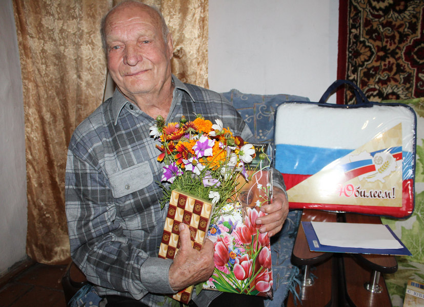 Поколение стойких: в Новоильинке поздравили 90-летнего долгожителя