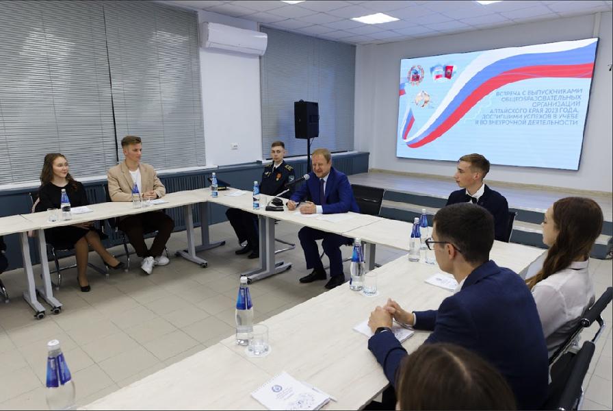 Губернатор Виктор Томенко призвал лучших выпускников школ трудиться на развитие региона в будущем Губернатор Виктор Томенко призвал лучших выпускников школ трудиться на развитие региона в будущем