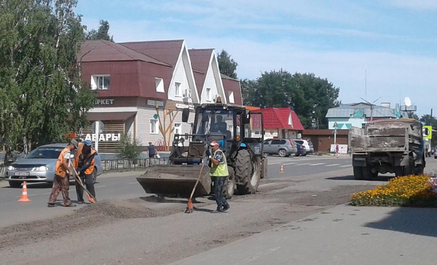 Хабарские дорожники готовят площади под асфальтирование Хабарские дорожники готовят площади под асфальтирование