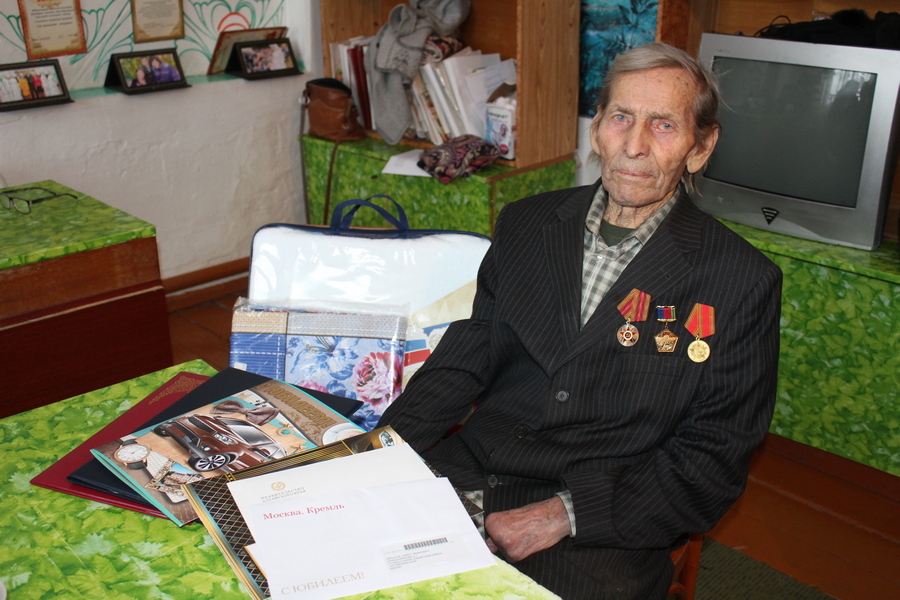 Павел Иванович Зятьков из Плёсо-Курьи принимал поздравления с 90-летием