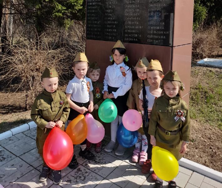 Малыши из Мартовки почтили память героев Победы