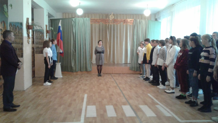 Под гимн и флаг началась учебная неделя в Хабарской СОШ №1