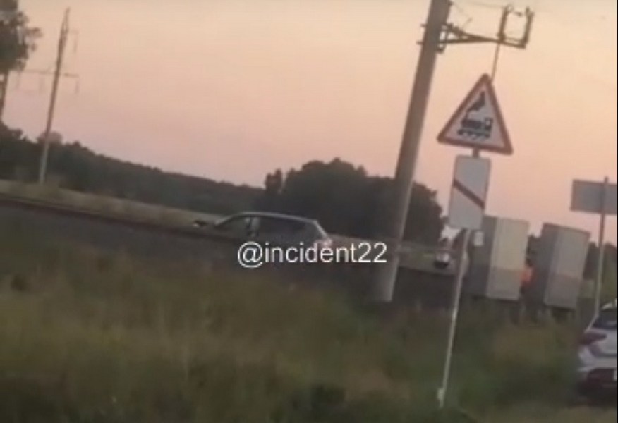 Грузовой поезд сбил иномарку 12 августа на переезде в Алтайском крае Грузовой поезд сбил иномарку 12 августа на переезде в Алтайском крае