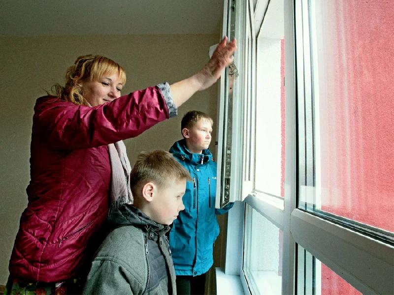 Губернатор Виктор Томенко вручил ключи от новых квартир переселенцам и сиротам
