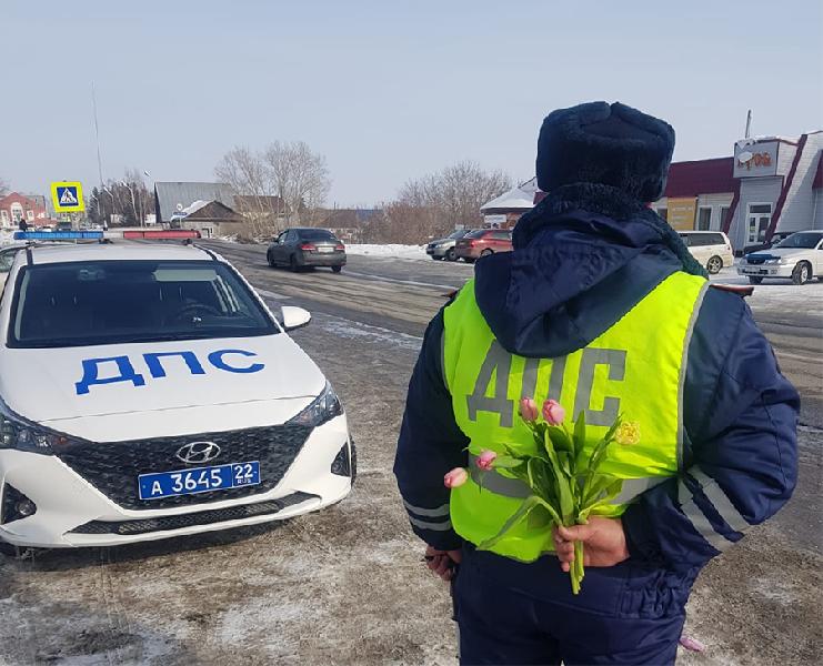 Сотрудники МО МВД России «Хабарский» поздравляют женщин с 8 Марта Сотрудники МО МВД России «Хабарский» поздравляют женщин с 8 Марта