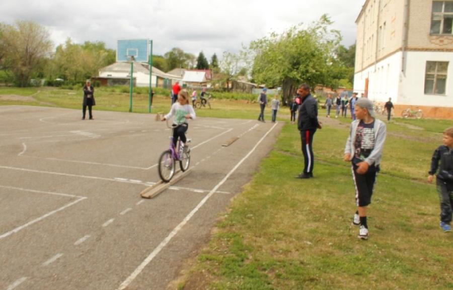 На базе Мартовской школы состоялись соревнования велосипедистов «Безопасное колесо-2019»