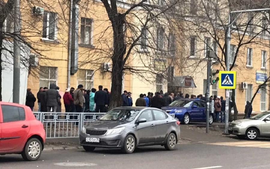 Огромные очереди за медсправками для водительских прав появились в Барнауле