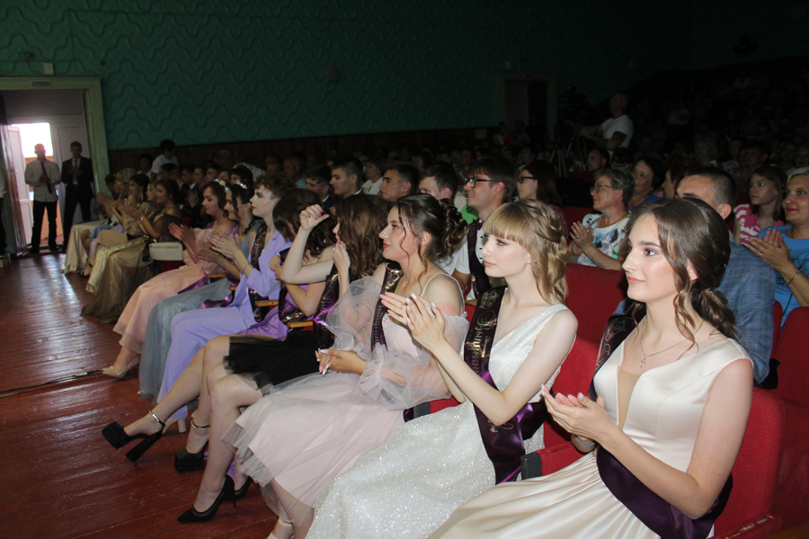 «Новая волна-2022»: в Хабарском Доме культуры состоялся выпускной вечер для одиннадцатиклассников ХСШ №2